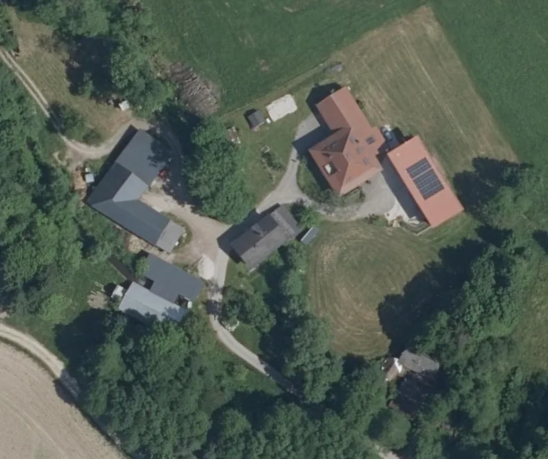 Luftbild des Anwesens mit den erkannten Dachflächen und den gelegten Modulen